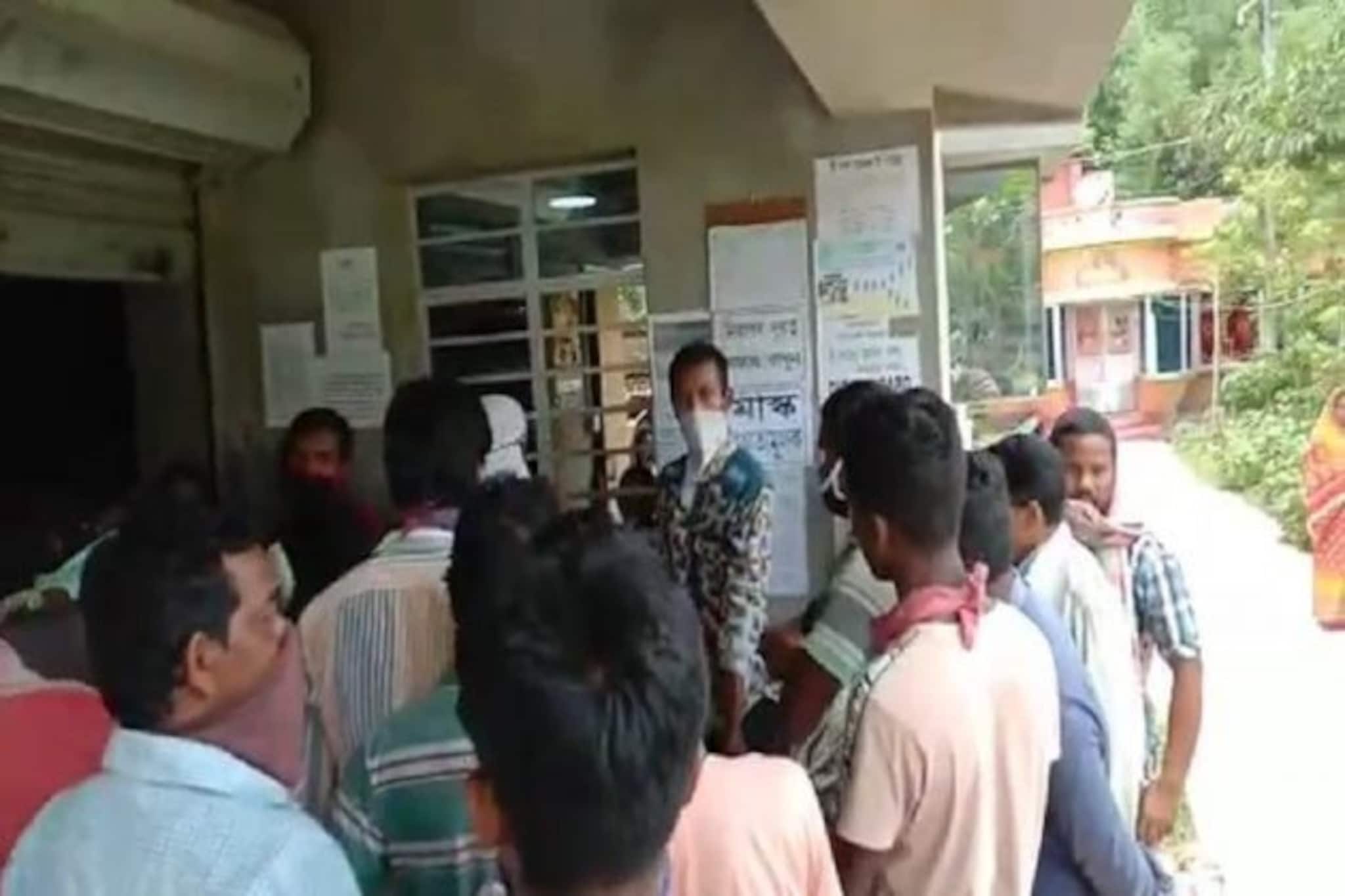 ওজনে কম চাল-ডাল বিতরণ, রেশন ডিলারকে ঘিরে বিক্ষোভ কাঁথিতেও!