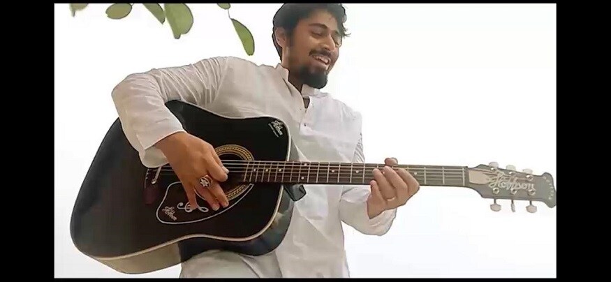 শ্রীময়ীর ডিংকা ছোটপর্দার বেশ জনপ্রিয় মুখ। ডিংকা ওরফে সপ্তর্ষি মৌলিক ও কম যান না । গিটার হাতে খোশমেজাজে পাওয়া গেল তাকে। শ্রীময়ীর ডিংকা ছোটপর্দার বেশ জনপ্রিয় মুখ। ডিংকা ওরফে সপ্তর্ষি মৌলিক ও কম যান না । গিটার হাতে খোশমেজাজে পাওয়া গেল তাকে।