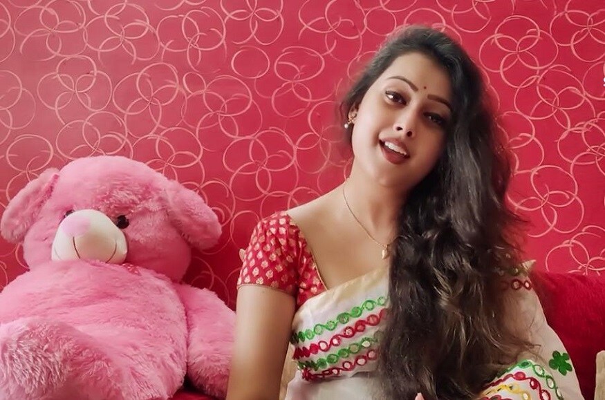 শ্রীময়ী, কাদম্বিনী, ধ্রুব, তারারা দর্শকের ঘরে ঘরে ঢুকতে না পারুন এই বিপন্ন সময়ে ছড়িয়ে দিচ্ছেন পজিটিভ থাকার বার্তা। কে আপন কে পর এর জবাও সমান আশাবাদী। শ্রীময়ী, কাদম্বিনী, ধ্রুব, তারারা দর্শকের ঘরে ঘরে ঢুকতে না পারুন এই বিপন্ন সময়ে ছড়িয়ে দিচ্ছেন পজিটিভ থাকার বার্তা। কে আপন কে পর এর জবাও সমান আশাবাদী।