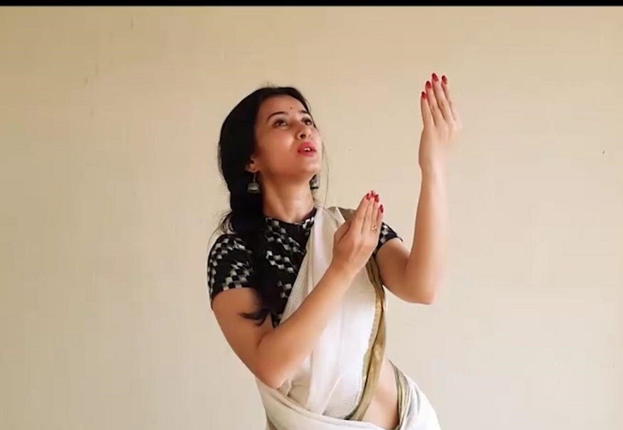 ইরাবতীর চুপকথার ইরাবতী ওরফে মনামী নিজেও ক্রমাগত পজিটিভ থাকার বার্তা দিচ্ছেন। জলসা পরিবারের অ্যানথেমেও উচ্ছল তিনি। ইরাবতীর চুপকথার ইরাবতী ওরফে মনামী নিজেও ক্রমাগত পজিটিভ থাকার বার্তা দিচ্ছেন। জলসা পরিবারের অ্যানথেমেও উচ্ছল তিনি।