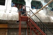 ব্যাঙ্কের সিঁড়িতে পেঁচিয়ে রয়েছে সাপ, আতঙ্কে ১ ঘণ্টার জন্য কাজ বন্ধ ব্যাঙ্কের