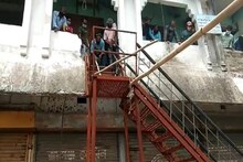 ব্যাঙ্কের সিঁড়িতে পেঁচিয়ে রয়েছে সাপ, আতঙ্কে ১ ঘণ্টার জন্য কাজ বন্ধ ব্যাঙ্কের