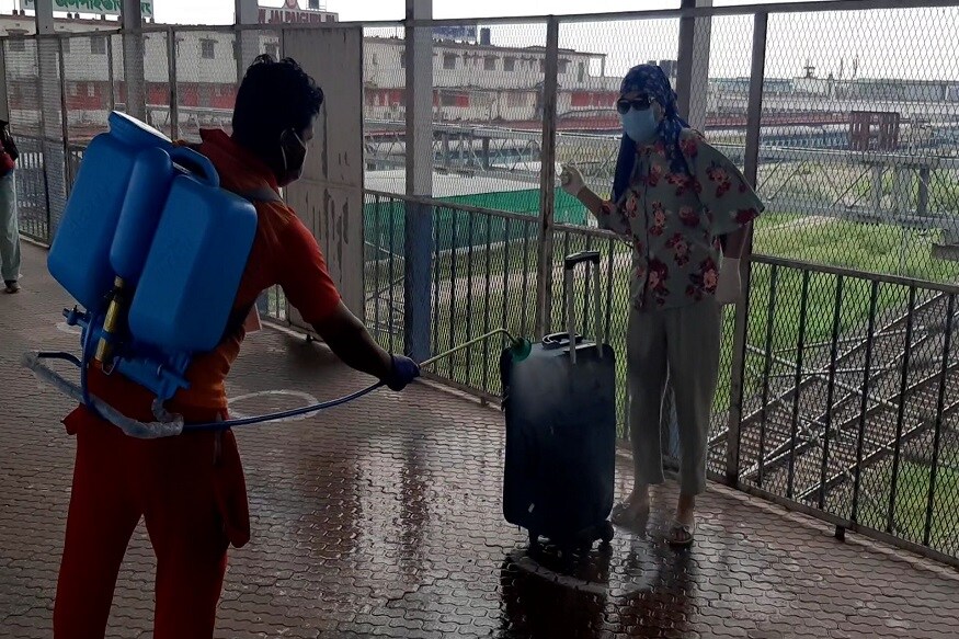 • তবে দূরপাল্লার ট্রেনে চড়তে গেলে অবশ্যই মানতে হবে কেন্দ্রীয় গাইডলাইন । ৯০ মিনিট আগে স্টেশনে যেতে হবে যাত্রীদের । • তবে দূরপাল্লার ট্রেনে চড়তে গেলে অবশ্যই মানতে হবে কেন্দ্রীয় গাইডলাইন । ৯০ মিনিট আগে স্টেশনে যেতে হবে যাত্রীদের ।