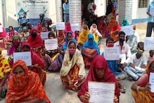 বাড়ির পুরুষদের ফিরিয়ে দিন, মালদহে ধর্নায় পরিযায়ী শ্রমিক পরিবারের মহিলারা বাড়ির পুরুষদের ফিরিয়ে দিন, মালদহে ধর্নায় পরিযায়ী শ্রমিক পরিবারের মহিলারা