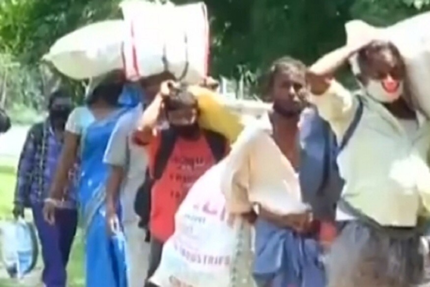 উত্তর প্রদেশের মুজফফরনগরে বুধবার রাতে হেঁটে বাড়ি ফেরা কয়েকজন শ্রমিককে পিষে দেয় একটিসরকারি বাস৷ দুর্ঘটনায় ৬ জনের মৃত্যু হয়৷ উত্তর প্রদেশের মুজফফরনগরে বুধবার রাতে হেঁটে বাড়ি ফেরা কয়েকজন শ্রমিককে পিষে দেয় একটিসরকারি বাস৷ দুর্ঘটনায় ৬ জনের মৃত্যু হয়৷