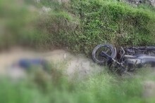 শুনশান রাস্তার ধারে নয়ানজুলিতে মোটর বাইক-সহ মৃতদেহ উদ্ধার !