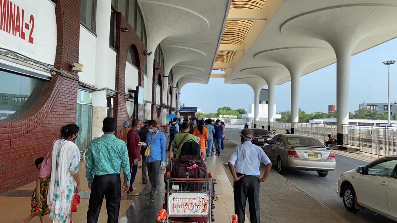কড়া স্বাস্থ্য পরীক্ষা এবং যাবতীয় কোভিড প্রোটোকল মেনে এ দিন যাত্রীদের কলকাতা বিমানবন্দরের বাইরে বের করা হয়। সমস্ত যাত্রীকেই নিয়ম মেনে ১৪ দিনের কোয়ারেন্টাইনে থাকতে হবে। প্রসঙ্গত, বন্দে ভারত মিশনের প্রথম পর্যায়ের কাজ শেষ করে দ্বিতীয় পর্যায়ের কর্মকাণ্ড শুরু হয়েছে। প্রথম ধাপে বিশ্বের ১২টি দেশে আটকে থাকা ভারতীয়দের ফিরিয়েছে বিদেশমন্ত্রক। প্রথম সাত দিনে যাঁদের ফেরানো হয়েছে, তাঁদের সিংহভাগই কেরল, তামিলনাড়ু এবং দিল্লির বাসিন্দা। এই তিন রাজ্যে মোট ৩৭টি ফ্লাইট ঢুকেছিল। দ্বিতীয় ধাপে ১৪৯টি ফ্লাইট আসবে। তারই অংশ হিসেবে এ দিন কলকাতা বিমানবন্দরে ফিরলেন ঢাকায় আটকে থাকা ১৬০ জন। কড়া স্বাস্থ্য পরীক্ষা এবং যাবতীয় কোভিড প্রোটোকল মেনে এ দিন যাত্রীদের কলকাতা বিমানবন্দরের বাইরে বের করা হয়। সমস্ত যাত্রীকেই নিয়ম মেনে ১৪ দিনের কোয়ারেন্টাইনে থাকতে হবে। প্রসঙ্গত, বন্দে ভারত মিশনের প্রথম পর্যায়ের কাজ শেষ করে দ্বিতীয় পর্যায়ের কর্মকাণ্ড শুরু হয়েছে। প্রথম ধাপে বিশ্বের ১২টি দেশে আটকে থাকা ভারতীয়দের ফিরিয়েছে বিদেশমন্ত্রক। প্রথম সাত দিনে যাঁদের ফেরানো হয়েছে, তাঁদের সিংহভাগই কেরল, তামিলনাড়ু এবং দিল্লির বাসিন্দা। এই তিন রাজ্যে মোট ৩৭টি ফ্লাইট ঢুকেছিল। দ্বিতীয় ধাপে ১৪৯টি ফ্লাইট আসবে। তারই অংশ হিসেবে এ দিন কলকাতা বিমানবন্দরে ফিরলেন ঢাকায় আটকে থাকা ১৬০ জন।