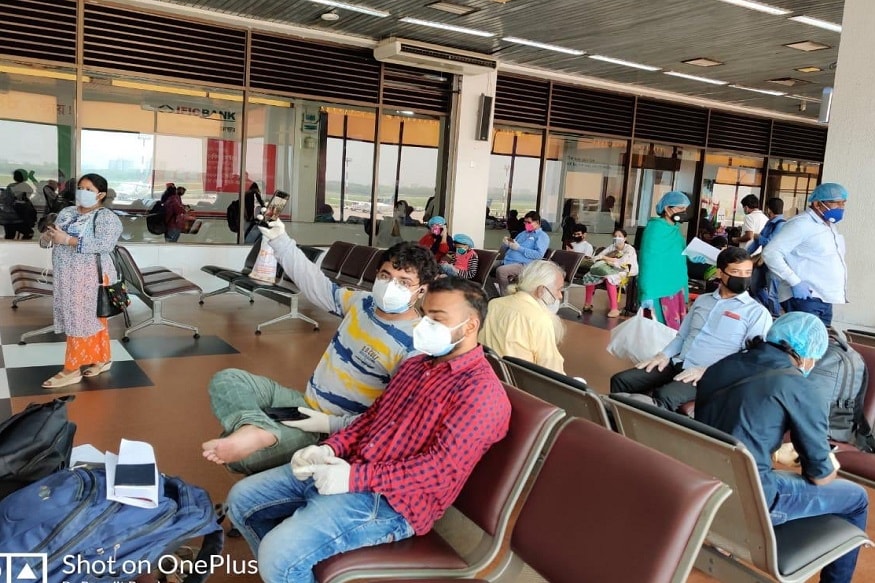 বন্দে ভারত মিশনের প্রথম ফ্লাইট সোমবার এল কলকাতায়। ঢাকা থেকে ১৬৯ জন যাত্রী এসে পৌঁছলেন কলকাতায়। এ দিন দুপুর একটা নাগাদ ওই ফ্লাইট কলকাতায় এসে পৌঁছয়। এ দিনের ফ্লাইটে ঢাকা থেকে পর্যটক, পড়ুয়া, চাকুরে-সহ বেশ কয়েক জন রোগীও এসে পৌঁছন কলকাতায়। Story: Shalini Datta বন্দে ভারত মিশনের প্রথম ফ্লাইট সোমবার এল কলকাতায়। ঢাকা থেকে ১৬৯ জন যাত্রী এসে পৌঁছলেন কলকাতায়। এ দিন দুপুর একটা নাগাদ ওই ফ্লাইট কলকাতায় এসে পৌঁছয়। এ দিনের ফ্লাইটে ঢাকা থেকে পর্যটক, পড়ুয়া, চাকুরে-সহ বেশ কয়েক জন রোগীও এসে পৌঁছন কলকাতায়। Story: Shalini Datta