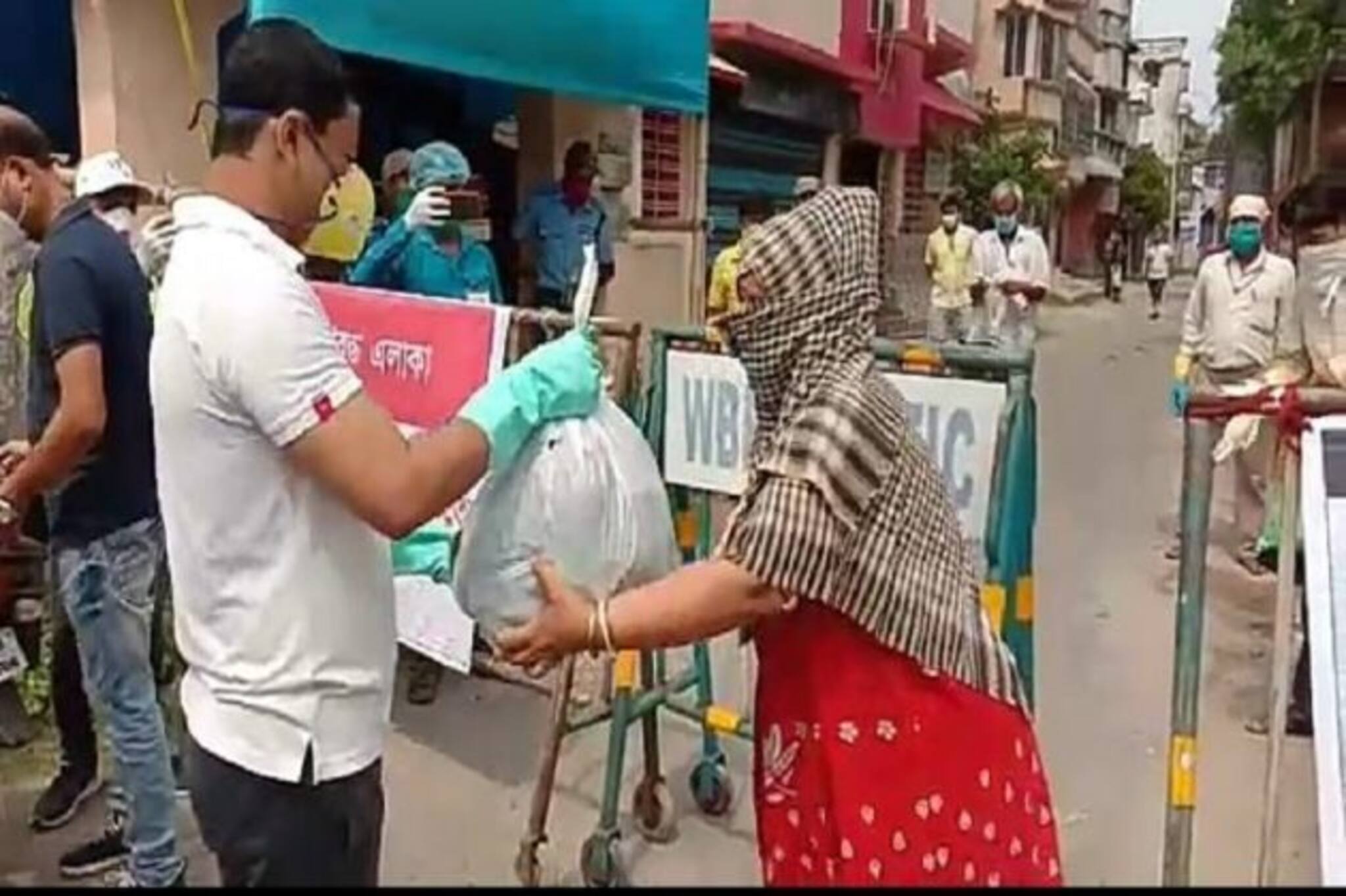 একেবারে বিনামূল্যে এই এলাকার বাসিন্দাদের দেওয়া হচ্ছে নিত্য প্রয়োজনীয় সামগ্রী