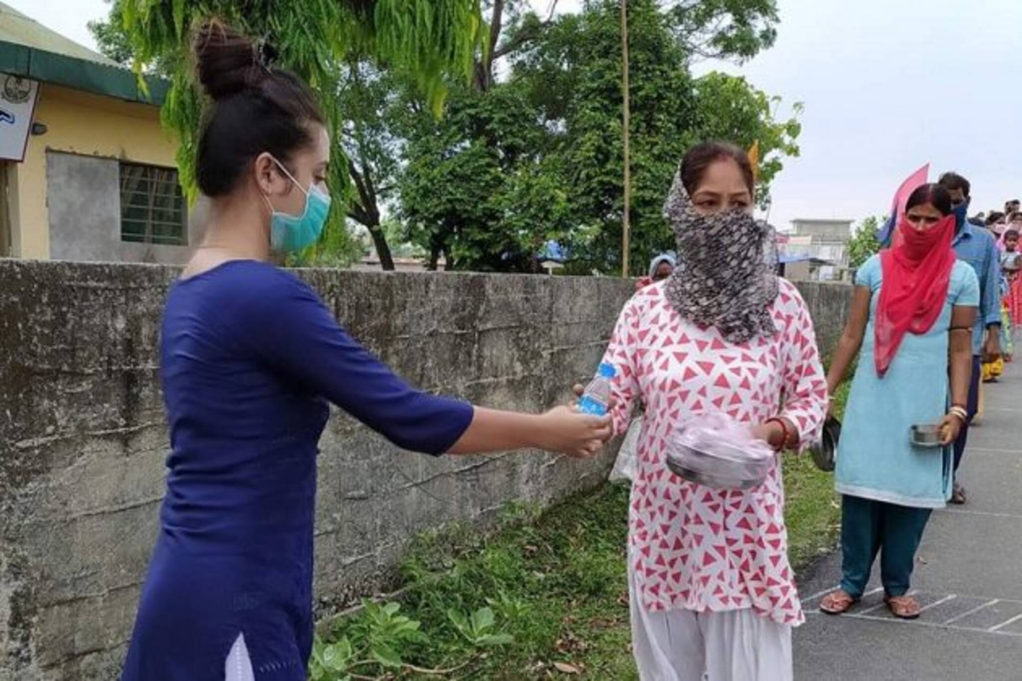 বিপাকে বাগডোগরার অসহায়দের মুখে হাসি ফোটাচ্ছেন স্মাইল গ্রুপের সদস্যরা