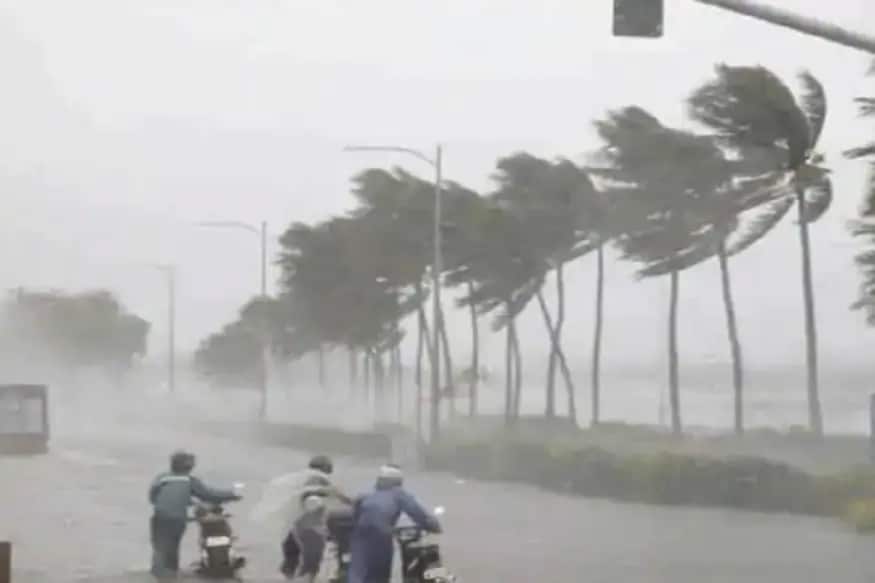 দিঘা থেকে মাত্র ৫০০ কিলোমিটারের কম ব্যবধানে দাঁড়িয়ে ফুঁসছে আমফান। এগোচ্ছে উপকূলের দিকে ৷ আবহাওয়া দফতর জানাচ্ছে, আজ অর্থাৎ মঙ্গলবার রাত থেকেই কলকাতায় ৫৫-৬৫ কিমি বেগে ঝোড়ো হাওয়াবইবে ৷ সঙ্গে চলবে বৃষ্টি ৷ দিঘা থেকে মাত্র ৫০০ কিলোমিটারের কম ব্যবধানে দাঁড়িয়ে ফুঁসছে আমফান। এগোচ্ছে উপকূলের দিকে ৷ আবহাওয়া দফতর জানাচ্ছে, আজ অর্থাৎ মঙ্গলবার রাত থেকেই কলকাতায় ৫৫-৬৫ কিমি বেগে ঝোড়ো হাওয়াবইবে ৷ সঙ্গে চলবে বৃষ্টি ৷
