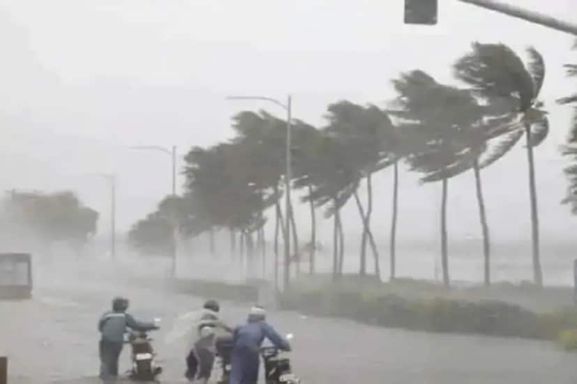 দিঘা থেকে মাত্র ৫০০ কিলোমিটারের কম ব্যবধানে দাঁড়িয়ে ফুঁসছে আমফান। এগোচ্ছে উপকূলের দিকে ৷ আবহাওয়া দফতর জানাচ্ছে, আজ অর্থাৎ মঙ্গলবার রাত থেকেই কলকাতায় ৫৫-৬৫ কিমি বেগে ঝোড়ো হাওয়া  বইবে ৷ সঙ্গে চলবে বৃষ্টি ৷