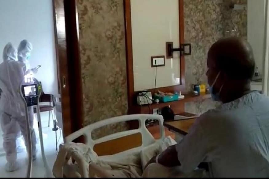 আইসোলেশন ওয়ার্ডে চিকিৎসাধীন করোনা আক্রান্ত রোগী বা করোনা সন্দেহে ভর্তি থাকা রোগীর কাছে চিকিৎসক বা নার্সের যাওয়ার প্রয়োজন নেই। রিমোটের সাহায্যে রোবট করোনা রোগীর কাছে যাবে,ডক্টর বা নার্স রোবটের মাধ্যমে রোগীর সাথে কথা বলে প্রয়োজনীয় পরামর্শ দেবে। আইসোলেশন ওয়ার্ডে চিকিৎসাধীন করোনা আক্রান্ত রোগী বা করোনা সন্দেহে ভর্তি থাকা রোগীর কাছে চিকিৎসক বা নার্সের যাওয়ার প্রয়োজন নেই। রিমোটের সাহায্যে রোবট করোনা রোগীর কাছে যাবে,ডক্টর বা নার্স রোবটের মাধ্যমে রোগীর সাথে কথা বলে প্রয়োজনীয় পরামর্শ দেবে।