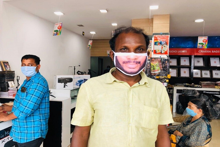 এবার মুখোশেই থাকবে আপনার মুখ ! হ্যাঁ, করোনার প্রকোপে এখন মানুষের মুখে নতুন অলংকার মাস্ক ! করোনা মোকাবিলায় এই মাস্ক এখন নাক থেকে মুখ অবধি ঢাকা ! রাস্তা-ঘাটে এখন সবার মুখই যেন একই রকম৷ চেনা দায়, চেনা-শোনা মানুষকে ! এবার উপায়? এবার মুখোশেই থাকবে আপনার মুখ ! হ্যাঁ, করোনার প্রকোপে এখন মানুষের মুখে নতুন অলংকার মাস্ক ! করোনা মোকাবিলায় এই মাস্ক এখন নাক থেকে মুখ অবধি ঢাকা ! রাস্তা-ঘাটে এখন সবার মুখই যেন একই রকম৷ চেনা দায়, চেনা-শোনা মানুষকে ! এবার উপায়?