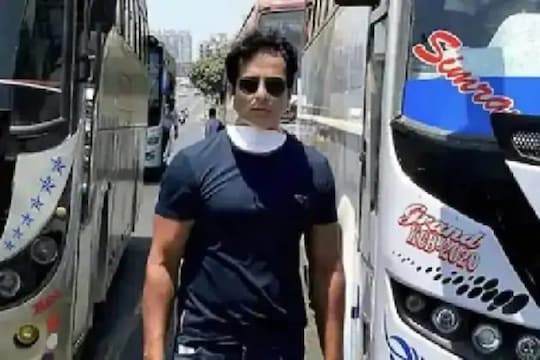 অনে্কেই তাঁকে সোনু সুদ নয়, রবিনহুড নামে ডাকছেন।