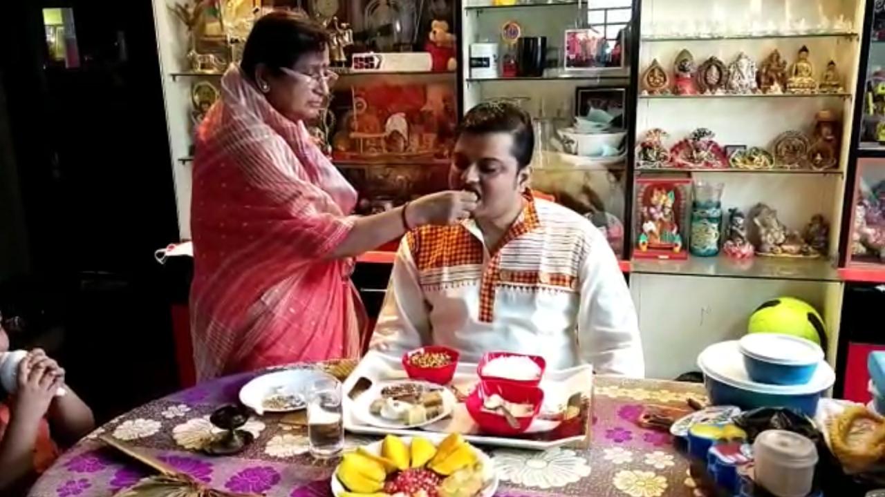 করোনার জন্য শশুর মশাই, শাশুড়ি মা তাঁর বাড়িতেই রয়েছেন, তাই এবারেও নিয়ম রক্ষা সম্ভব হলো। না হলে লকডাউনে যাওয়া সম্ভব হতো না। করোনার জন্য শশুর মশাই, শাশুড়ি মা তাঁর বাড়িতেই রয়েছেন, তাই এবারেও নিয়ম রক্ষা সম্ভব হলো। না হলে লকডাউনে যাওয়া সম্ভব হতো না।