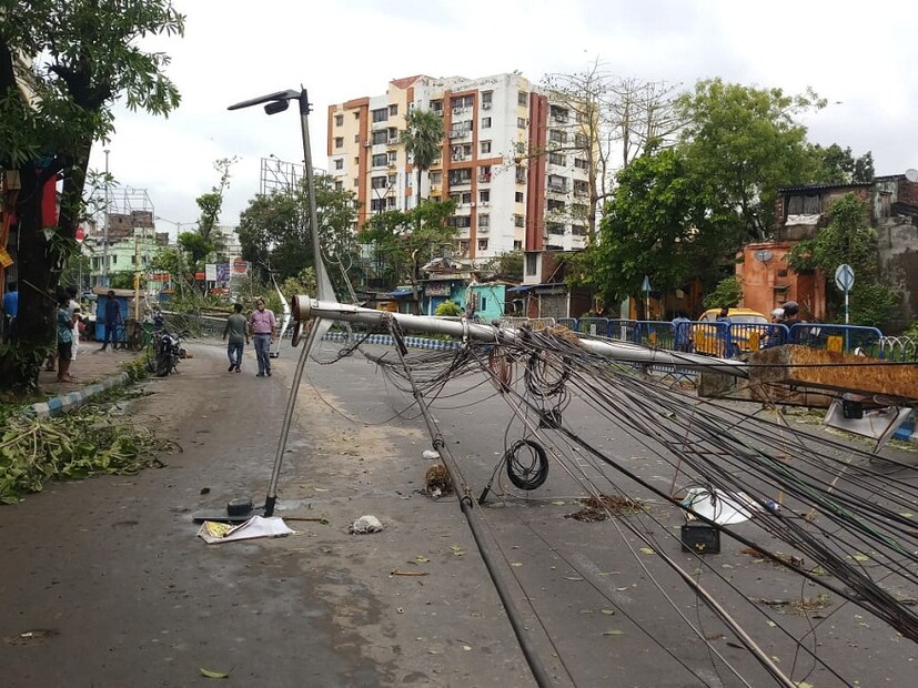 কোথাও গাছ সমূলে উৎপাটিত হয়ে বাড়ির উপর গিয়ে পড়েছে বা কোথাও আবার ট্যাক্সির ওপর ভেঙে পড়েছে। আরফানের তাণ্ডবে ছোট-বড় মিলিয়ে মোট ১৬টি গাছ পড়েছিল এই রাস্তায়। এখনও পর্যন্ত অনেক গাছ রাস্তা থেকে সরানো গেলেও কাজ বাকি আরও অনেক।