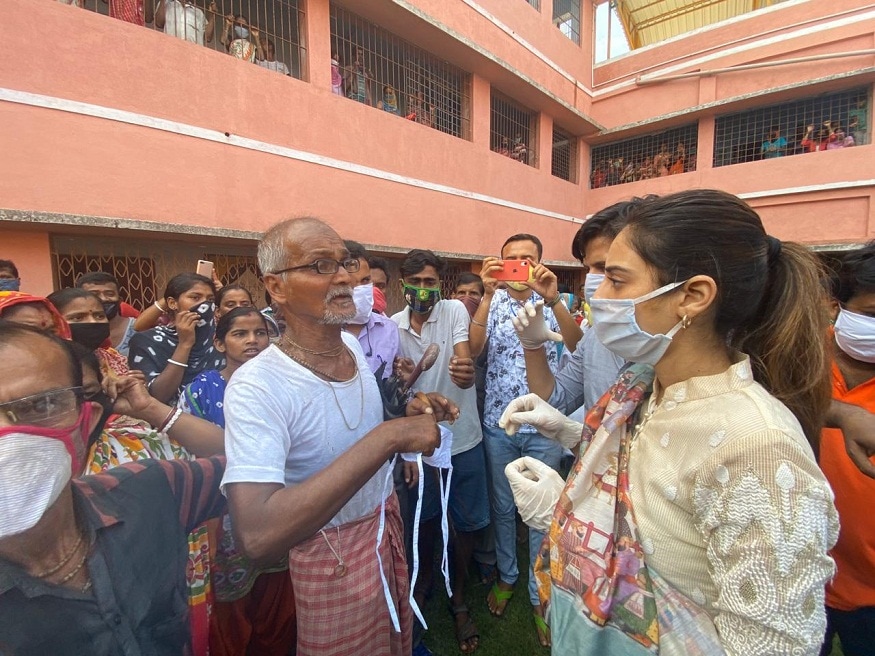 ঘূর্ণিঝড় আমফানে ভীষণভাবে ক্ষতিগ্রস্থ হয়েছে উত্তর ২৪ পরগণার বসিরহাট। এই সময় মনের জোর কখনও হারাতে নেই বলেও ক্ষতিগ্রস্ত মানুষদের বার্তা দেন নুসরত ঘূর্ণিঝড় আমফানে ভীষণভাবে ক্ষতিগ্রস্থ হয়েছে উত্তর ২৪ পরগণার বসিরহাট। এই সময় মনের জোর কখনও হারাতে নেই বলেও ক্ষতিগ্রস্ত মানুষদের বার্তা দেন নুসরত