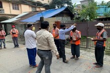 অবন ঠাকুর সরোণীর বাসিন্দারা সংবর্ধনা জানাল 'করোনা বীর' সাফাই কর্মীদের