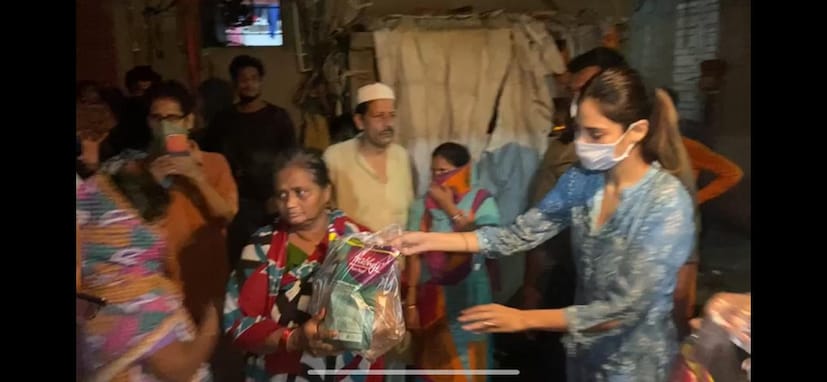 • তিনি জানিয়েছেন, প্রতিবারের থেকে এবারের ইদ আলাদা। একে তো করোনা নিয়ে জেরবার দেশ, এখনও চলছে লকডাউন। তার ওপর আমফানের তাণ্ডবে তছনছ শহর কলকাতা। 