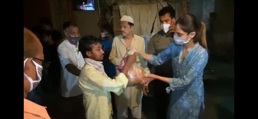 • তাঁর কেন্দ্র বসিরহাট-সহ রাজ্যের বিভিন্ন জেলা। তাই এবার জাঁকজমক পূর্ণ ভাবে ইদ সেলিব্রেট করবেন না নুসরত। 