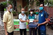 জাতীয় দলের ক্রিকেটারকে ইদের উপহার ক্রিকেট লাভার্স সংগঠনের