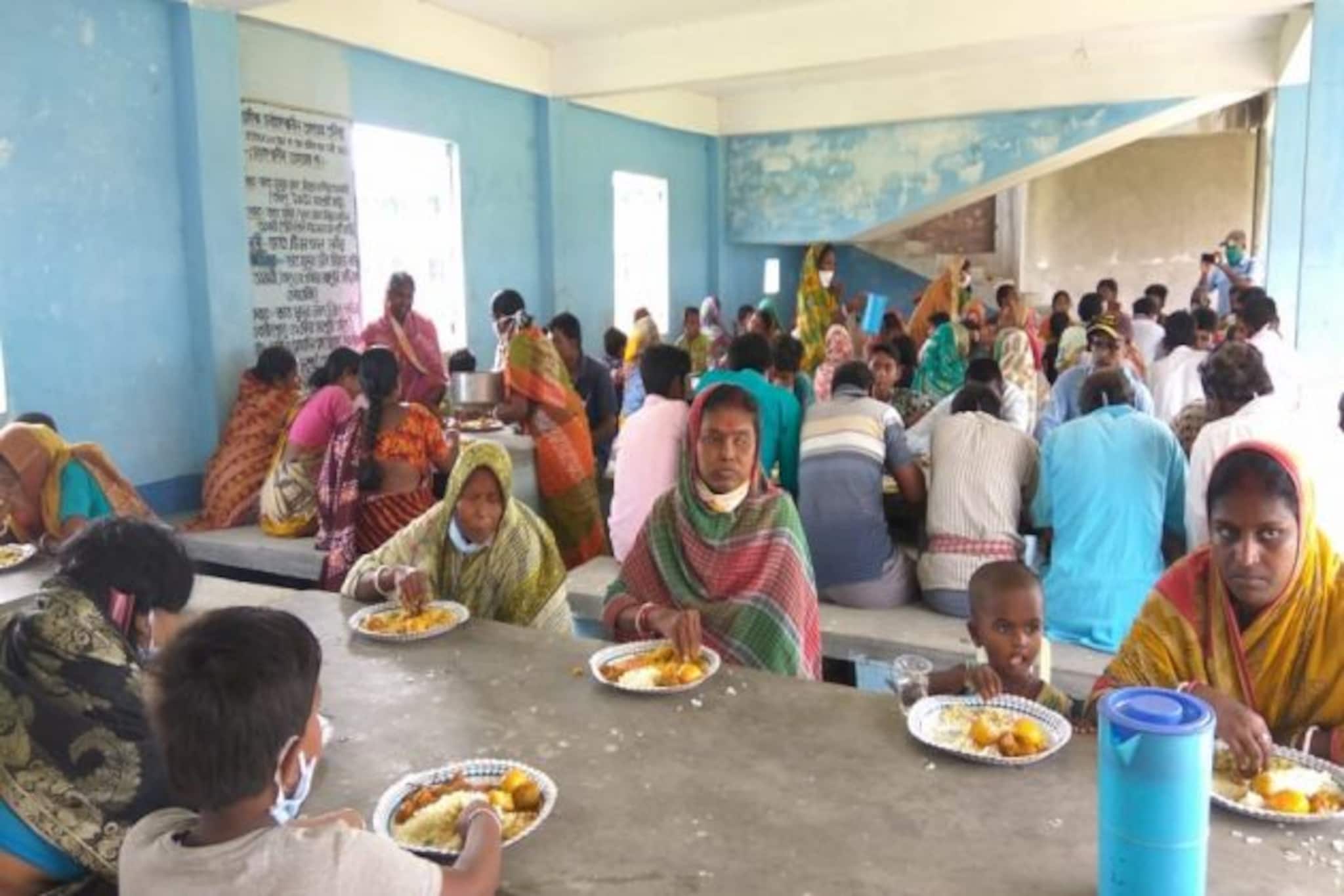 সরকারি উদ্যোগে আমফান বিধ্বস্ত পাথরপ্রতিমায় খাবার পাচ্ছেন ২০০০ মানুষ