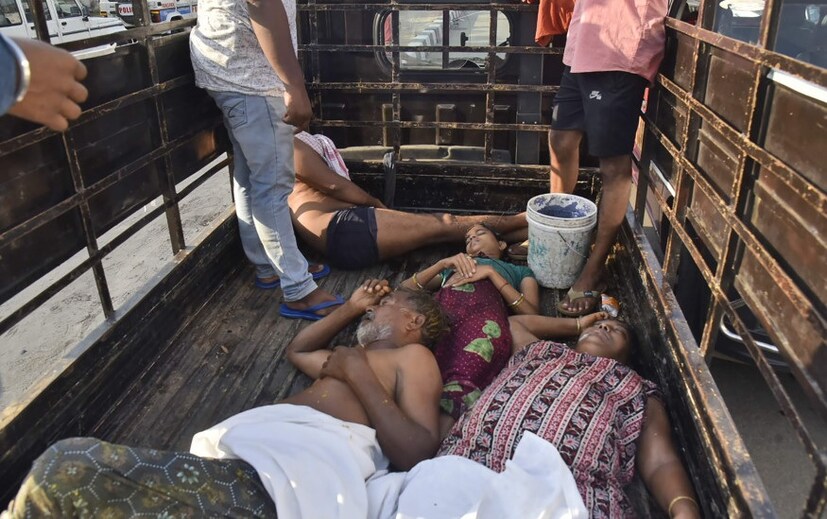 ছোট ভ্যানে করে হাসপাতালে নিয়ে যাওয়া হচ্ছে সংজ্ঞাহীন মানুষকে। ছবি-AP