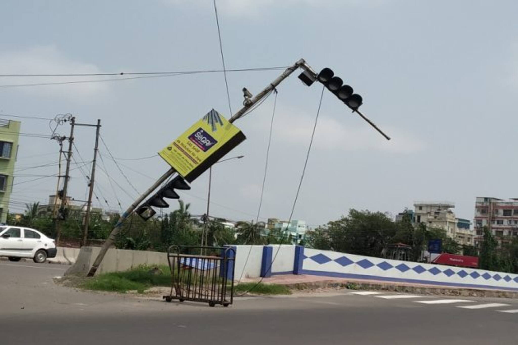 ঝড়ের তাণ্ডবে ভেঙেছে বহু ট্রাফিক সিগনাল! মুহূর্তের ভুলে মারাত্মক দুর্ঘটনার আশঙ্ক