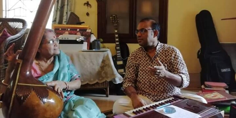 রাঘব চট্টোপাধ্যায় নিজের মায়ের সঙ্গে বসে রেওয়াজের ছবি দিয়ে মনে করলেন মায়ের কথা । 