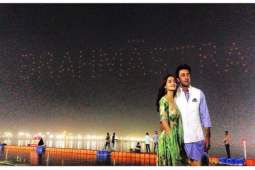 *রণবীরের সঙ্গে আলিয়ার প্রেম চলছে প্রায় বছর দু’য়েক৷ রণবীরের বাবা ও মায়ের সঙ্গেও তার সম্পর্ক খুবই ভাল৷ সবকিছু থাকলে এই বছরের শেষে তাদের বিয়ের কথাও শোনা গিয়েছিল৷ কিন্তু তার মধ্যেই ছন্দপতন৷ *রণবীরের সঙ্গে আলিয়ার প্রেম চলছে প্রায় বছর দু’য়েক৷ রণবীরের বাবা ও মায়ের সঙ্গেও তার সম্পর্ক খুবই ভাল৷ সবকিছু থাকলে এই বছরের শেষে তাদের বিয়ের কথাও শোনা গিয়েছিল৷ কিন্তু তার মধ্যেই ছন্দপতন৷
