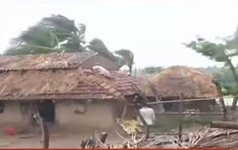 ৮০ থেকে ১০০ কিমি বেগে ঝড় সন্দেশখালিতে ৷ ঝড়ে চাল উড়ে গিয়েছে ৷ ভেঙে পড়েছে গাছ ৷ বিদ্যুৎ সংযোগ বিচ্ছিন্ন ৷ উত্তর ২৪ পরগনার ডিএম জানালেন, মুখ্যমন্ত্রীকে । আমফোনের টেইল-র দাপট নিয়ে উত্তর ২৪ পরগণার ডিএম কে সতর্ক করলেন মুখ্যমন্ত্রী । ৮০ থেকে ১০০ কিমি বেগে ঝড় সন্দেশখালিতে ৷ ঝড়ে চাল উড়ে গিয়েছে ৷ ভেঙে পড়েছে গাছ ৷ বিদ্যুৎ সংযোগ বিচ্ছিন্ন ৷ উত্তর ২৪ পরগনার ডিএম জানালেন, মুখ্যমন্ত্রীকে । আমফোনের টেইল-র দাপট নিয়ে উত্তর ২৪ পরগণার ডিএম কে সতর্ক করলেন মুখ্যমন্ত্রী ।