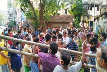 আমফানের দু' দিন পরেও বিদ্যুৎ নেই, দিনভর দফায় দফায় অবরোধ বেহালায়