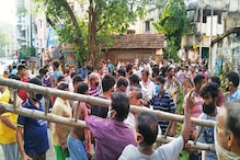 আমফানের দু' দিন পরেও বিদ্যুৎ নেই, দিনভর দফায় দফায় অবরোধ বেহালায় আমফানের দু' দিন পরেও বিদ্যুৎ নেই, দিনভর দফায় দফায় অবরোধ বেহালায়