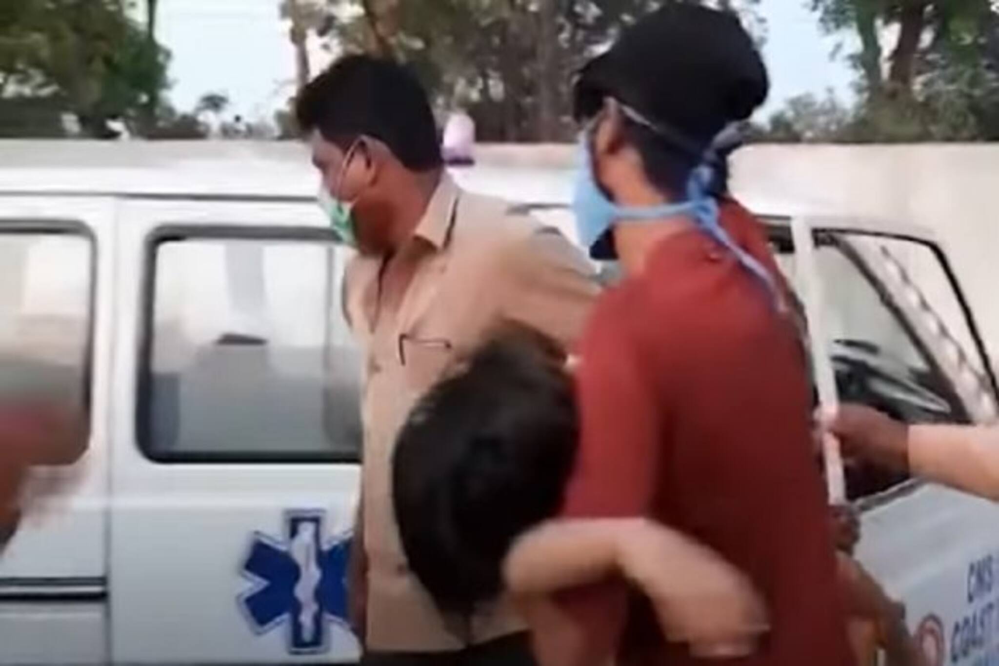 পথের ধারে পড়ে আছে মানুষ, ভোপাল-স্মৃতি ফেরাচ্ছে বিশাখাপত্তনম