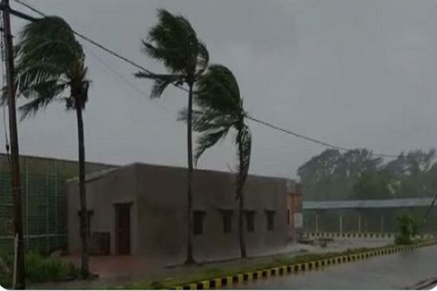 আবহাওয়া দফতরের সতর্কতা অনুযায়ী, ১৫৫ থেকে ১৬৫ কিলোমিটার গতিবেগে আছড়ে পড়তে চলা আমফানের জেরে সবথেকে বেশি ক্ষয়ক্ষতি হতে চলেছে রাজ্যের তিন জেলায়৷ সেগুলি হলো উত্তর ও দক্ষিণ চব্বিশ পরগণা এবং পূর্ব মেদিনীপুর৷ এর পাশাপাশি কলকাতা, হাওড়া, হুগলি এবং পশ্চিম মেদিনীপুরেও ঝড়ের ভাল রকম প্রভাব পড়তে চলেছে৷ PHOTO- ANI আবহাওয়া দফতরের সতর্কতা অনুযায়ী, ১৫৫ থেকে ১৬৫ কিলোমিটার গতিবেগে আছড়ে পড়তে চলা আমফানের জেরে সবথেকে বেশি ক্ষয়ক্ষতি হতে চলেছে রাজ্যের তিন জেলায়৷ সেগুলি হলো উত্তর ও দক্ষিণ চব্বিশ পরগণা এবং পূর্ব মেদিনীপুর৷ এর পাশাপাশি কলকাতা, হাওড়া, হুগলি এবং পশ্চিম মেদিনীপুরেও ঝড়ের ভাল রকম প্রভাব পড়তে চলেছে৷ PHOTO- ANI