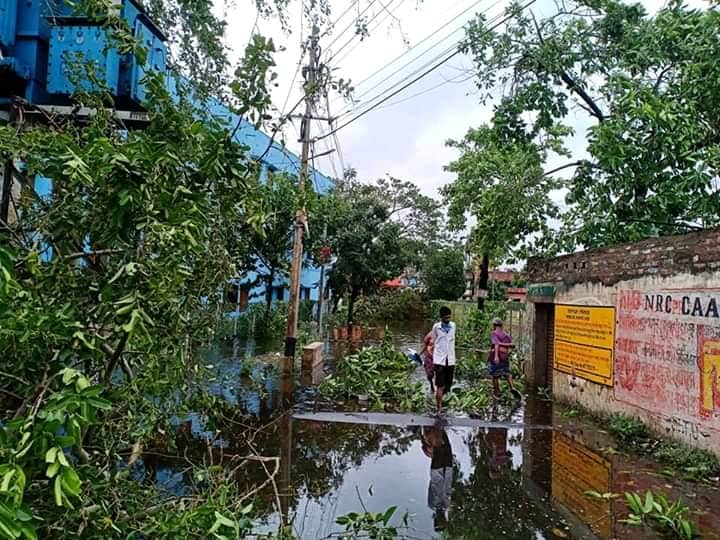 একে করোনা ৷ তার উপর আবার আমফান ৷ রাজ্যের বিস্তীর্ণ এলাকা ধ্বংস করে দিয়েছে আমফান ৷ মুখ্যমন্ত্রী মমতা বন্দ্যোপাধ্যায় জানিয়েছেন, উত্তর ও দক্ষিণ ২৪ পরগনা এবং সুন্দরবন ধ্বংস হয়ে গিয়েছে ৷ ভেঙে গিয়েছে হাজার হাজার বাড়ি ৷ Representational Image একে করোনা ৷ তার উপর আবার আমফান ৷ রাজ্যের বিস্তীর্ণ এলাকা ধ্বংস করে দিয়েছে আমফান ৷ মুখ্যমন্ত্রী মমতা বন্দ্যোপাধ্যায় জানিয়েছেন, উত্তর ও দক্ষিণ ২৪ পরগনা এবং সুন্দরবন ধ্বংস হয়ে গিয়েছে ৷ ভেঙে গিয়েছে হাজার হাজার বাড়ি ৷ Representational Image
