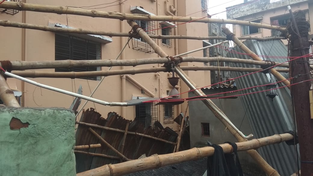 আম ফানের দাপটে লন্ডভন্ড উত্তর চব্বিশ পরগনা জেলা শহর বারাসত-সহ সংলগ্ন বিস্তীর্ণ অঞ্চল। গতকালের ঝড়ের দাপটে ১০০-র অধিক লাইটপোস্ট ভেঙে পড়েছে। অগনিত কাঁচাবাড়ির চাল উপরে পড়েছে রাস্তায়। অসংখ্য ছোট বড় গাছ ভূপতিত হয়ে রাস্তায়, পাঁচিলে এমনকী বড় সড়কে পরে যোগাযোগ বিচ্ছিন্ন করেছে। এখনও পর্যন্ত মৃত্যুর কোনও খবর না থাকলেও সাধারণ মানুষের কাঁচা বাড়ি ক্ষতিগ্রস্ত হয়েছে। পুরসভার তরফ থেকে পরিস্থিতি স্বাভাবিক করার চেষ্টা করা হচ্ছে বলে জানান পুরোপিতা সুনীল মুখোপাধ্যায় । তবে ভয়াল আমফানের ভ্রুকুটি গোটা শহরজুড়ে যেভাবে দানবীয় রূপ দেখিয়েছে আতঙ্কিত শহরবাসী। Representational Image আম ফানের দাপটে লন্ডভন্ড উত্তর চব্বিশ পরগনা জেলা শহর বারাসত-সহ সংলগ্ন বিস্তীর্ণ অঞ্চল। গতকালের ঝড়ের দাপটে ১০০-র অধিক লাইটপোস্ট ভেঙে পড়েছে। অগনিত কাঁচাবাড়ির চাল উপরে পড়েছে রাস্তায়। অসংখ্য ছোট বড় গাছ ভূপতিত হয়ে রাস্তায়, পাঁচিলে এমনকী বড় সড়কে পরে যোগাযোগ বিচ্ছিন্ন করেছে। এখনও পর্যন্ত মৃত্যুর কোনও খবর না থাকলেও সাধারণ মানুষের কাঁচা বাড়ি ক্ষতিগ্রস্ত হয়েছে। পুরসভার তরফ থেকে পরিস্থিতি স্বাভাবিক করার চেষ্টা করা হচ্ছে বলে জানান পুরোপিতা সুনীল মুখোপাধ্যায় । তবে ভয়াল আমফানের ভ্রুকুটি গোটা শহরজুড়ে যেভাবে দানবীয় রূপ দেখিয়েছে আতঙ্কিত শহরবাসী। Representational Image