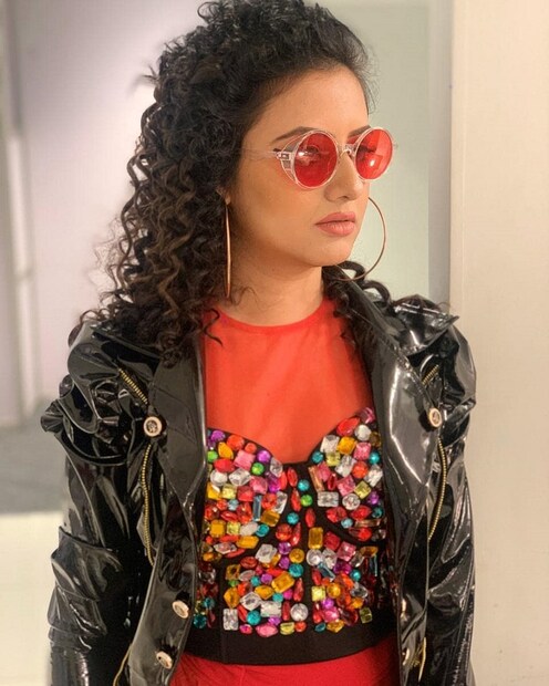 একে বারে অন্য রকম করে সেজে ধরা দিয়েছেন দুই অভিনেত্রী। photo source Instagram 