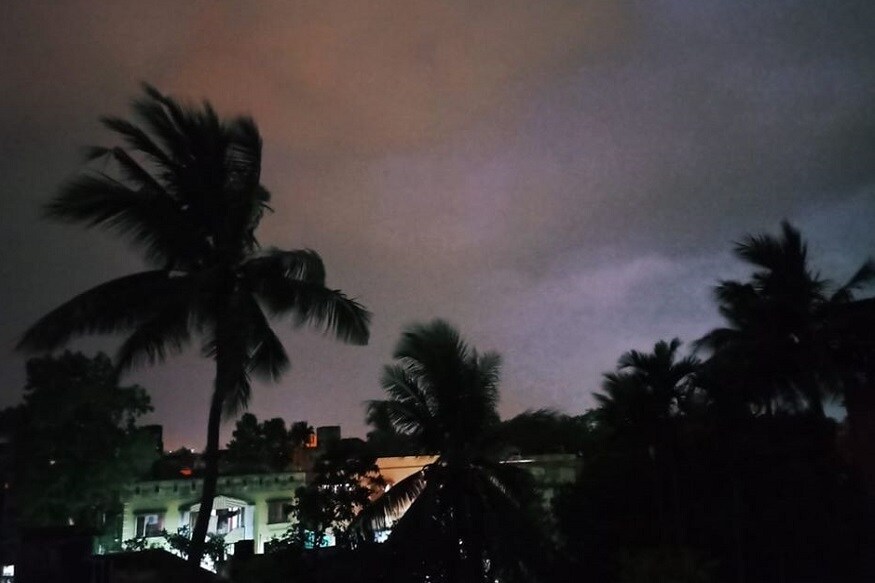 দক্ষিণবঙ্গের বিভিন্ন জেলায় কালবৈশাখীর পূর্বাভাস রয়েছে মঙ্গলবার। সঙ্গে বজ্রবিদ্যুৎ-সহ হালকা থেকে মাঝারি বৃষ্টি। বুধবার রাজ্যজুড়ে ঝড় বৃষ্টির সম্ভাবনা রয়েছে। দক্ষিণবঙ্গে কালবৈশাখীর পূর্বাভাস।বৃহস্পতিবার উত্তরবঙ্গের দার্জিলিং, কালিম্পং এই দুই জেলায় ভারী থেকে অতি ভারী বৃষ্টির সম্ভাবনা। ঝড়-বৃষ্টি হতে পারে উত্তর ও দক্ষিণ দুই বঙ্গেই। বৃহস্পতি ও শুক্রবার পর্যন্ত ঝড়-বৃষ্টির সম্ভাবনা রয়েছে রাজ্যজুড়ে। Representational Image দক্ষিণবঙ্গের বিভিন্ন জেলায় কালবৈশাখীর পূর্বাভাস রয়েছে মঙ্গলবার। সঙ্গে বজ্রবিদ্যুৎ-সহ হালকা থেকে মাঝারি বৃষ্টি। বুধবার রাজ্যজুড়ে ঝড় বৃষ্টির সম্ভাবনা রয়েছে। দক্ষিণবঙ্গে কালবৈশাখীর পূর্বাভাস।বৃহস্পতিবার উত্তরবঙ্গের দার্জিলিং, কালিম্পং এই দুই জেলায় ভারী থেকে অতি ভারী বৃষ্টির সম্ভাবনা। ঝড়-বৃষ্টি হতে পারে উত্তর ও দক্ষিণ দুই বঙ্গেই। বৃহস্পতি ও শুক্রবার পর্যন্ত ঝড়-বৃষ্টির সম্ভাবনা রয়েছে রাজ্যজুড়ে। Representational Image
