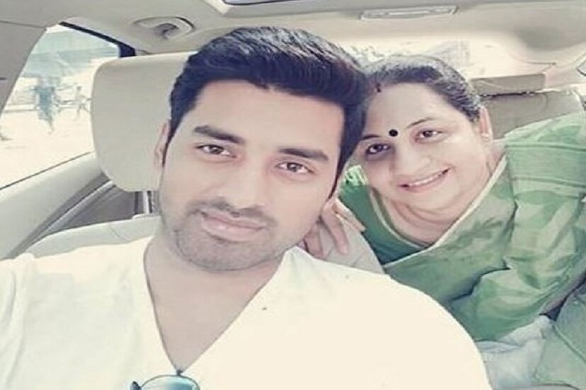 মায়ের সঙ্গে ছবি পোস্ট করেছেন অঙ্কুশ ৷ লিখেছেন মা তোমাকে ভালবাসি ৷ ছবি সৌজন্যে ইনস্টাগ্রাম ৷