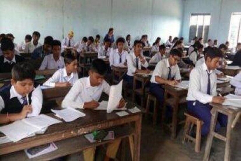  ৩৪ বছর পর নয়া শিক্ষানীতি ৷ এই নয়া শিক্ষানীতিতে মাধ্যমিক ‘গুরুত্বহীন’ ৷ একাদশ-দ্বাদশে স্ট্রিম থাকছে না ৷ বিদায় নিচ্ছে এমফিল ৷ নতুন জাতীয় শিক্ষানীতিতে কার্যত গুরুত্বহীন মাধ্যমিক। অন্যদিকে ধারে-ভারে গুরুত্ব বাড়ছে উচ্চ-মাধ্যমিকের। 
