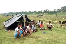 জেলায় ফিরেও, বাড়ি ফেরা হল না ! মহানন্দা নদীর চরেই দিন কাটছে পরিযায়ী শ্রমিকদের !