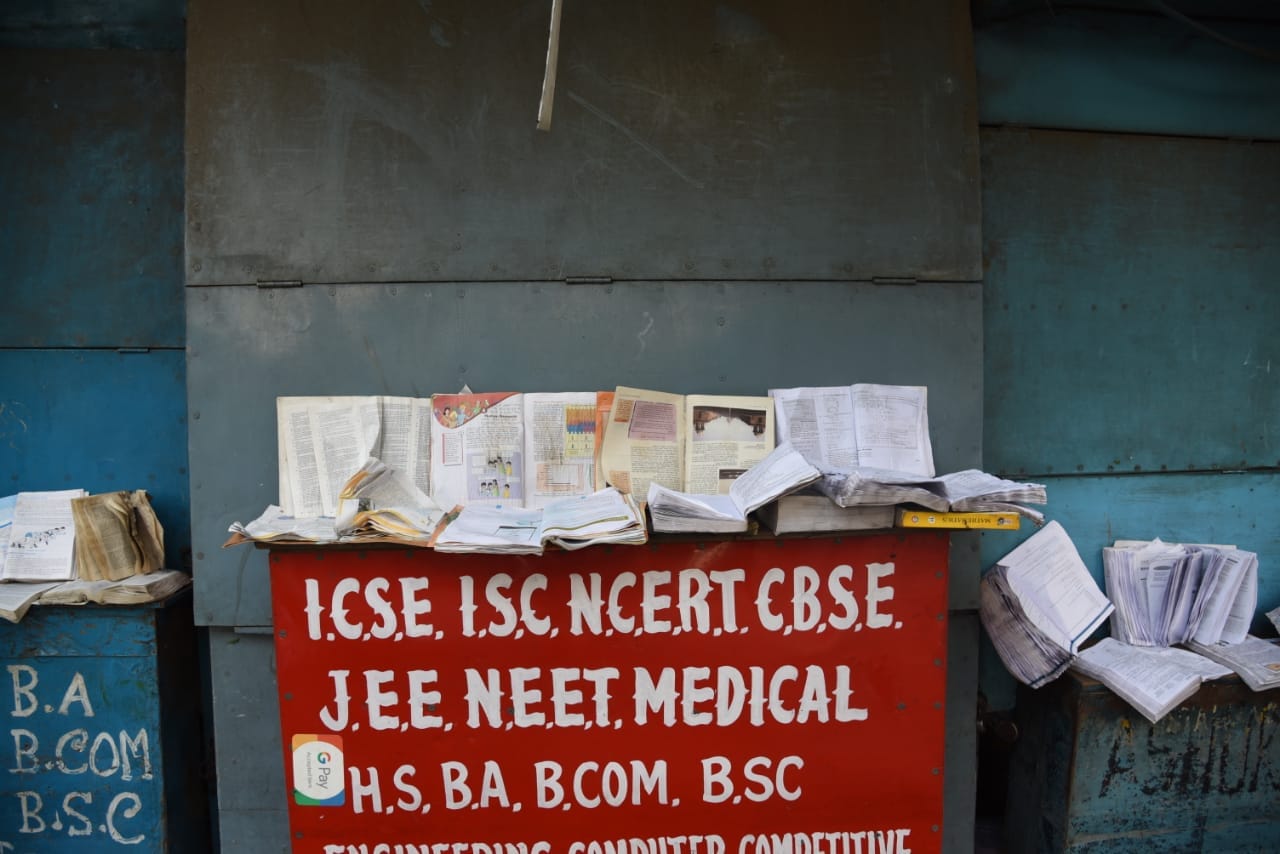বইপাড়ায় বহু দোকান, গুদামে অন্যান্য বইয়ের সঙ্গেই মজুত ছিল পাঠ্যপুস্তকও। সেই সবও নষ্ট হয়ে গিয়েছে। মাথায় হাত ব্যবসায়ীদের। ছবি: দেবমাল্য দাস বইপাড়ায় বহু দোকান, গুদামে অন্যান্য বইয়ের সঙ্গেই মজুত ছিল পাঠ্যপুস্তকও। সেই সবও নষ্ট হয়ে গিয়েছে। মাথায় হাত ব্যবসায়ীদের। ছবি: দেবমাল্য দাস