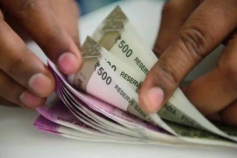 এই প্রকল্পের মাধ্যমে বছরে ৩৬ হাজার টাকা পেনশন পাবেন অর্থাৎ মাসে ৩ হাজার টাকা করে পাবেন ৷ প্রতীকী ছবি ৷