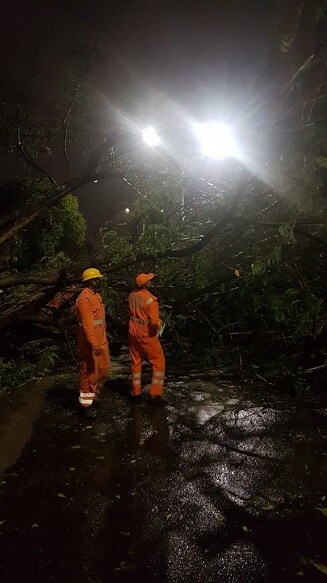 • একে করোনার ঘায়ে নাস্তানাবুদ গোটা দেশ, বাংলাও ক্রমাগত লড়াই চালাচ্ছে এই পরিস্থিতির সঙ্গে । তার উপর রয়েছে লকডাউনের যন্ত্রণা । কিন্তু এই সবকিছুকে ছাপিয়ে এখন বুক ভরা হাহাকার নিয়ে এখন শুধুই আমফানের স্মৃতি । লকডাউনের জেরে চরম আর্থিক ক্ষতির মুখে গোটা রাজ্য । তার উপর এই ঘূর্ণিঝড় যেন একেবারে শুইয়ে দিয়ে গেল বাংলাকে । • একে করোনার ঘায়ে নাস্তানাবুদ গোটা দেশ, বাংলাও ক্রমাগত লড়াই চালাচ্ছে এই পরিস্থিতির সঙ্গে । তার উপর রয়েছে লকডাউনের যন্ত্রণা । কিন্তু এই সবকিছুকে ছাপিয়ে এখন বুক ভরা হাহাকার নিয়ে এখন শুধুই আমফানের স্মৃতি । লকডাউনের জেরে চরম আর্থিক ক্ষতির মুখে গোটা রাজ্য । তার উপর এই ঘূর্ণিঝড় যেন একেবারে শুইয়ে দিয়ে গেল বাংলাকে ।