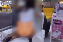 মহিলা হস্তমৈথুনে মাতলেন ফার্নিচারের শোরুমেই! ভাইরাল ভিডিওয় নিন্দার ঝড়