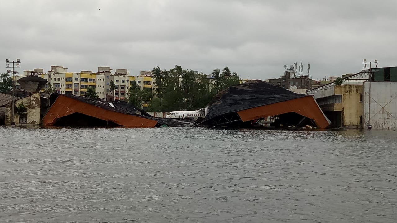 বুধবার সন্ধ্যায় আমফান ধ্বংসলীলা চালায় বিমানবন্দরেও ৷ হ্যাঙার ভেঙে পড়েছে বলে জানা গিয়েছে ৷ এয়ার ইন্ডিয়ার ওই হ্যাঙারে একটি বিমানও রাখা ছিল ৷ বিমানের কোনও ক্ষতি হয়নি এটাই রক্ষে ৷ Photo: News18 Bangla বুধবার সন্ধ্যায় আমফান ধ্বংসলীলা চালায় বিমানবন্দরেও ৷ হ্যাঙার ভেঙে পড়েছে বলে জানা গিয়েছে ৷ এয়ার ইন্ডিয়ার ওই হ্যাঙারে একটি বিমানও রাখা ছিল ৷ বিমানের কোনও ক্ষতি হয়নি এটাই রক্ষে ৷ Photo: News18 Bangla