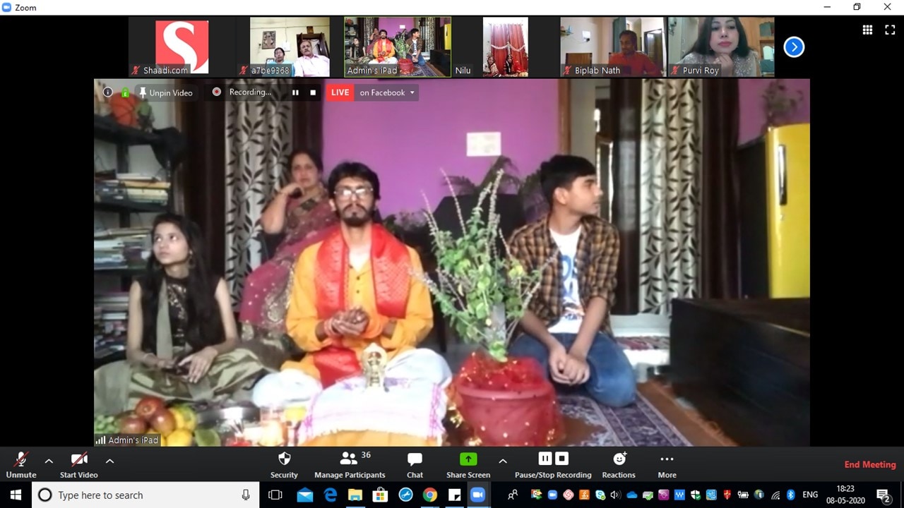 বিয়ের জন্য অনলাইন প্ল্যাটফর্মকেই বেছে নিয়েছিল দেহরাদুনের পাত্র অনিমেষ দেবনাথ এবং ভোপালের পাত্রী নীলু রায় ৷ গত ৮ মে বাঙালি মতেই বিয়ে হল কিন্তু ভিডিও কলেই ৷ শুভদৃষ্টি থেকে সাতপাক, সবই হল ভিডিও কলের মাধ্যমেই ৷ বিয়ের জন্য অনলাইন প্ল্যাটফর্মকেই বেছে নিয়েছিল দেহরাদুনের পাত্র অনিমেষ দেবনাথ এবং ভোপালের পাত্রী নীলু রায় ৷ গত ৮ মে বাঙালি মতেই বিয়ে হল কিন্তু ভিডিও কলেই ৷ শুভদৃষ্টি থেকে সাতপাক, সবই হল ভিডিও কলের মাধ্যমেই ৷