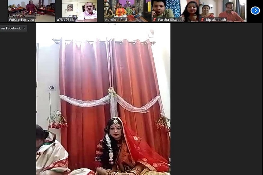 লকডাউনের মধ্যে অনেক ‘কাপল’-ই হয়তো সাহস করে বিয়েটা সেরে ফেলছেন ৷ কোথাও কোথাও নিয়মভঙ্গেরও অভিযোগ উঠছে ৷ কিন্তু অনেকেই আছেন, লকডাউন বলে বিয়ের শুভ তারিখ পিছিয়ে না দিয়ে অনলাইনেই বিয়েটা সেরে ফেলছেন ৷ লকডাউনের মধ্যে অনেক ‘কাপল’-ই হয়তো সাহস করে বিয়েটা সেরে ফেলছেন ৷ কোথাও কোথাও নিয়মভঙ্গেরও অভিযোগ উঠছে ৷ কিন্তু অনেকেই আছেন, লকডাউন বলে বিয়ের শুভ তারিখ পিছিয়ে না দিয়ে অনলাইনেই বিয়েটা সেরে ফেলছেন ৷